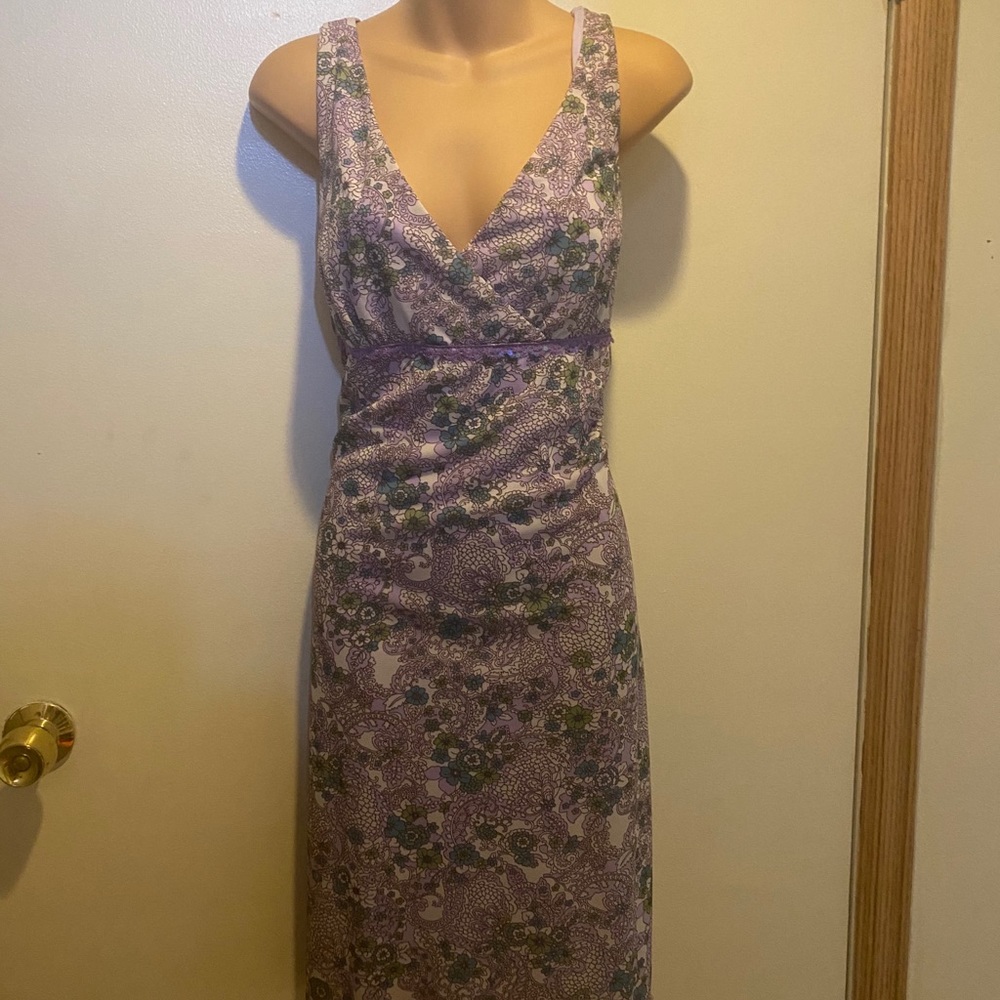 New with tags ladies lilac paisley dress.